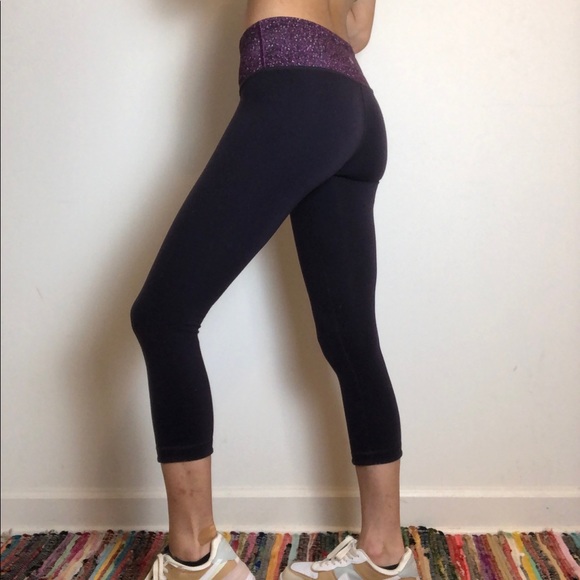 Lululemon Rare Reversible Purple/Black Cropped Leggings💜🖤! - Picture 6 of 7